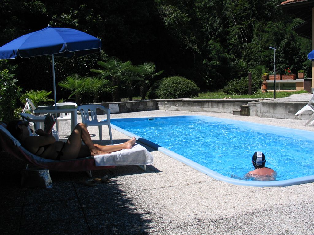 Appartamento bilocale in piccolo residence con piscina spettacolare vista lago con le sue Isole a Baveno
